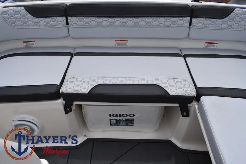 Slide: The Image of Bayliner M17 2025 - 23