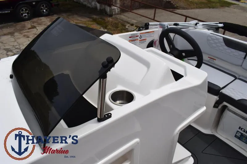 Slide: The Image of Bayliner M17 2025 - 24