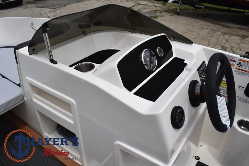 Slide: The Image of Bayliner M17 2025 - 25