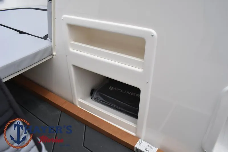 Slide: The Image of Bayliner M17 2025 - 26