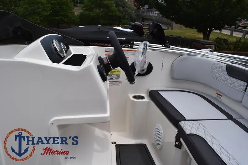 Slide: The Image of Bayliner M17 2025 - 27