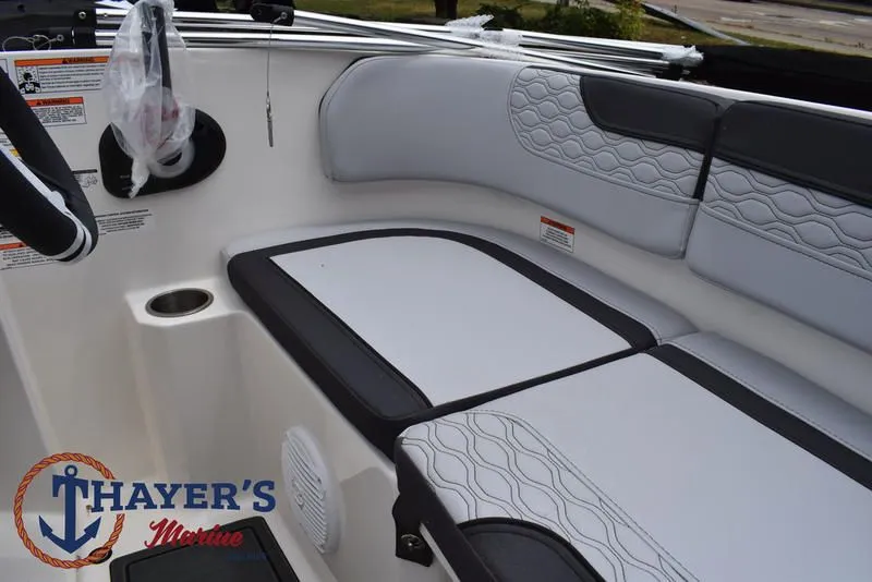 Slide: The Image of Bayliner M17 2025 - 28