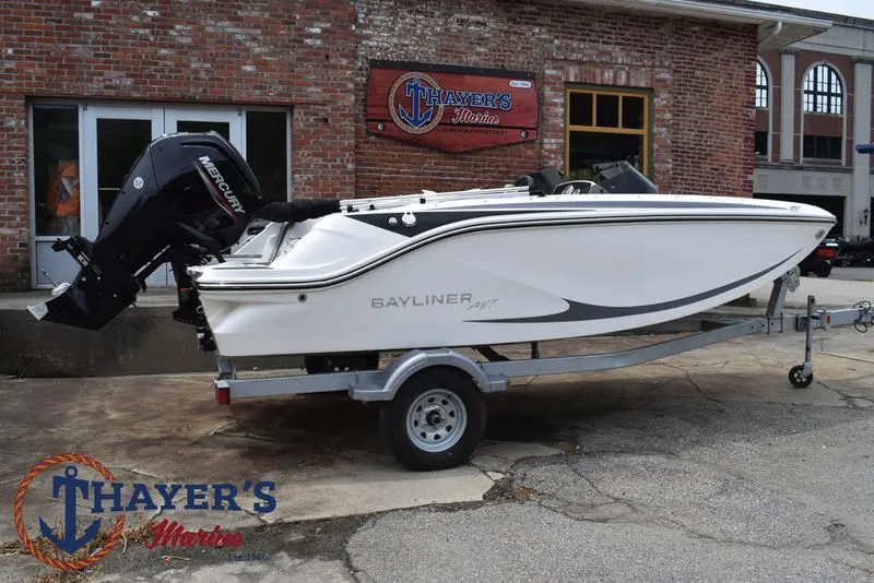 Slide: The Image of Bayliner M17 2025 - 3
