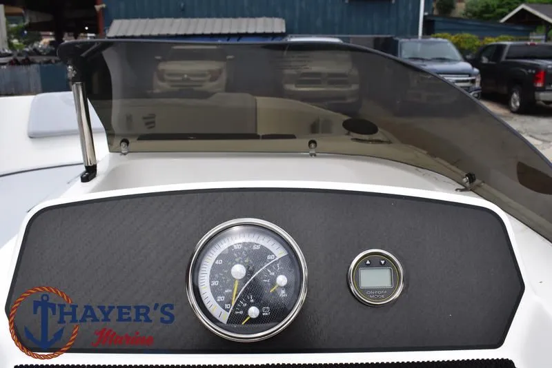 Slide: The Image of Bayliner M17 2025 - 30