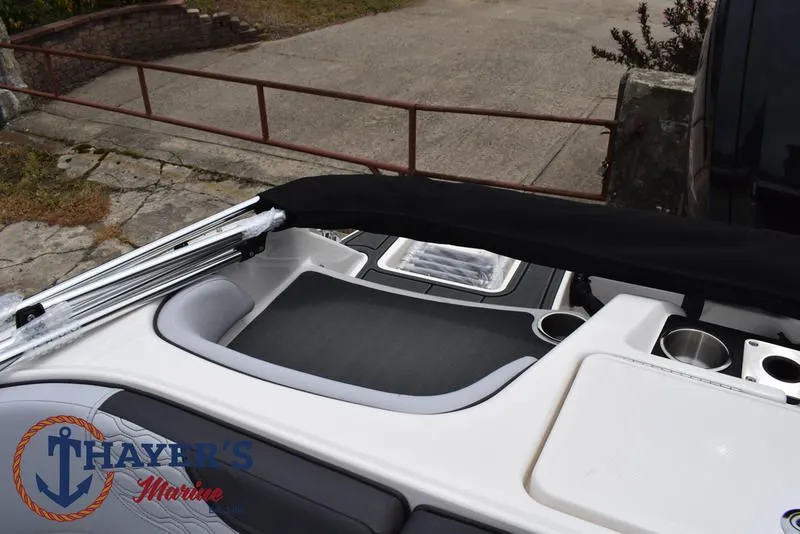 Slide: The Image of Bayliner M17 2025 - 32