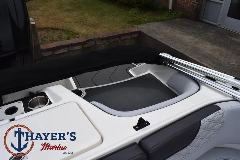 Slide: The Image of Bayliner M17 2025 - 33