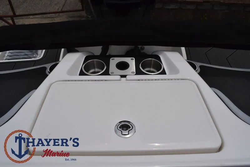 Slide: The Image of Bayliner M17 2025 - 34