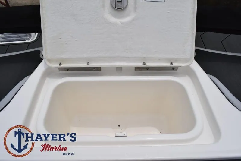 Slide: The Image of Bayliner M17 2025 - 35