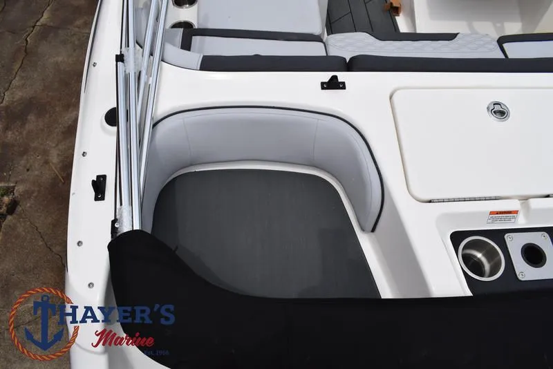 Slide: The Image of Bayliner M17 2025 - 36