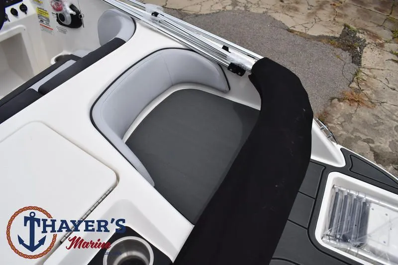 Slide: The Image of Bayliner M17 2025 - 37