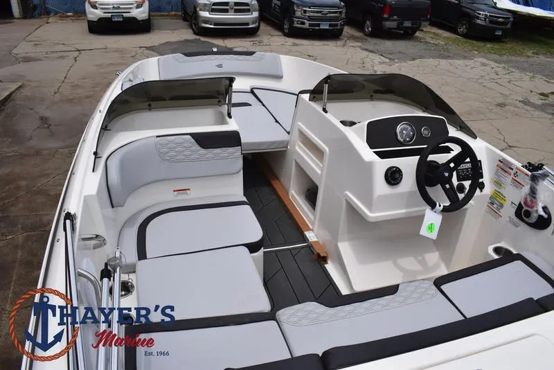 Slide: The Image of Bayliner M17 2025 - 39