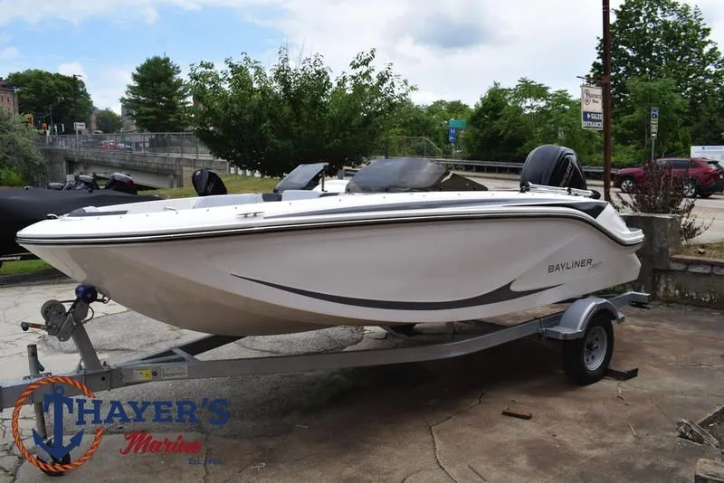 Slide: The Image of Bayliner M17 2025 - 5