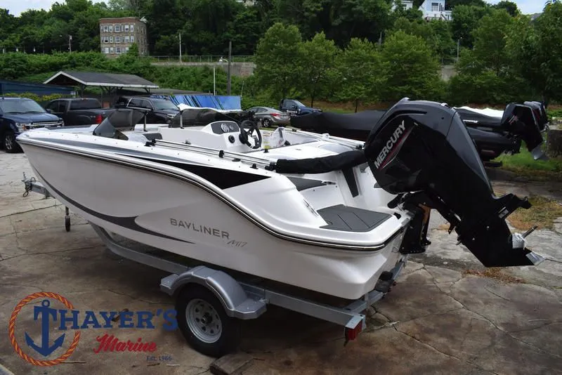 Slide: The Image of Bayliner M17 2025 - 6