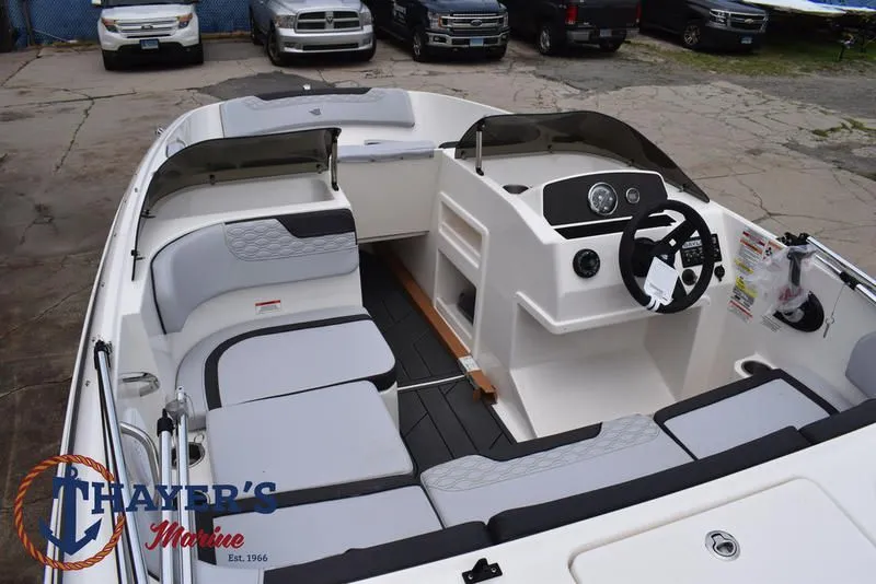 Slide: The Image of Bayliner M17 2025 - 7