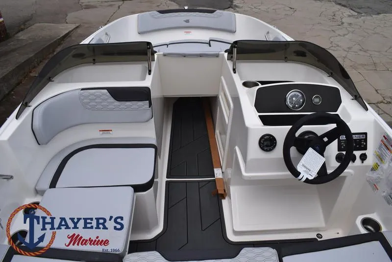 Slide: The Image of Bayliner M17 2025 - 8