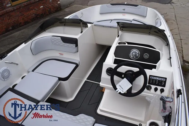 Slide: The Image of Bayliner M17 2025 - 9