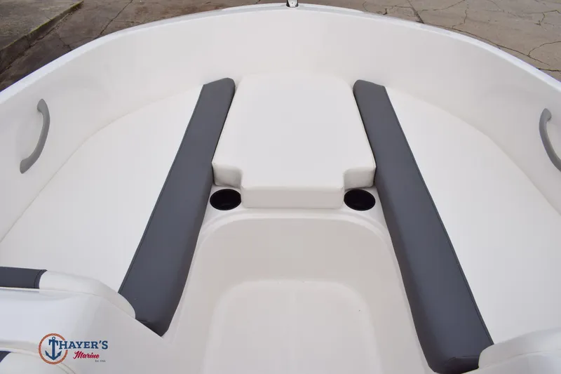 Slide: The Image of Bayliner E16 2026 - 12