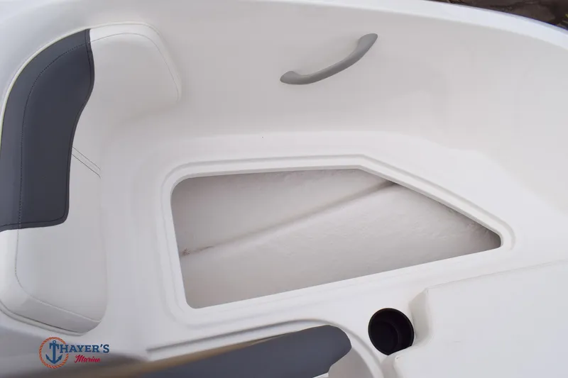 Slide: The Image of Bayliner E16 2026 - 15