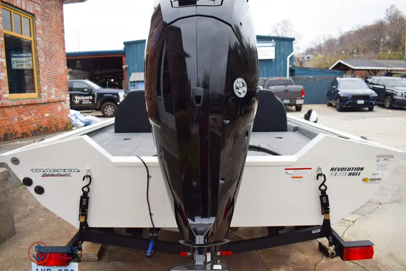 Slide: The Image of Tracker Pro Team 175 2025 - 6