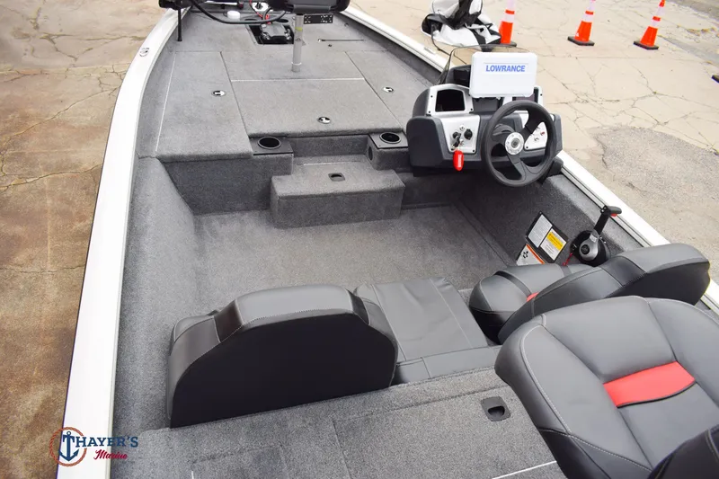 Slide: The Image of Tracker Pro Team 175 2025 - 9