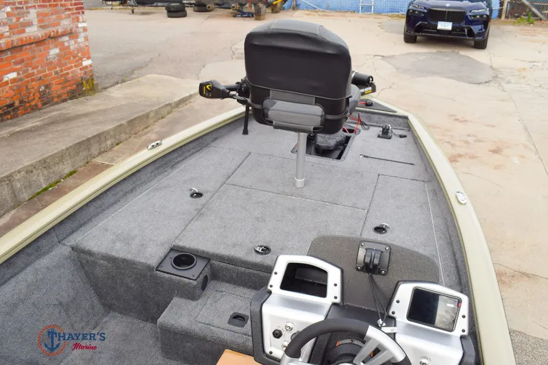 Slide: The Image of Tracker Pro Team 175 2026 - 11