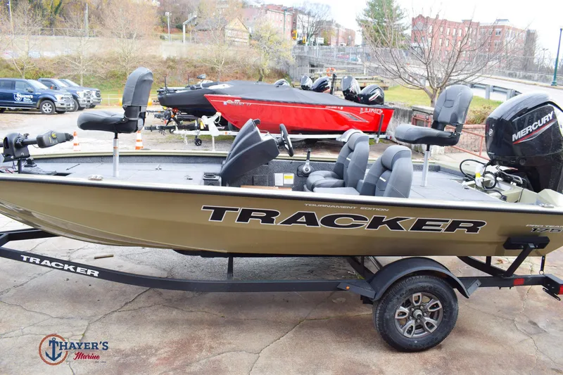 Slide: The Image of Tracker Pro Team 175 2026 - 30