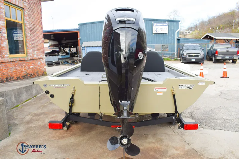 Slide: The Image of Tracker Pro Team 175 2026 - 7