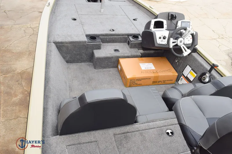 Slide: The Image of Tracker Pro Team 175 2026 - 9