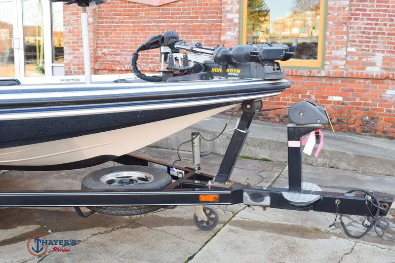 Slide: The Image of Skeeter ZX225 2005 - 3