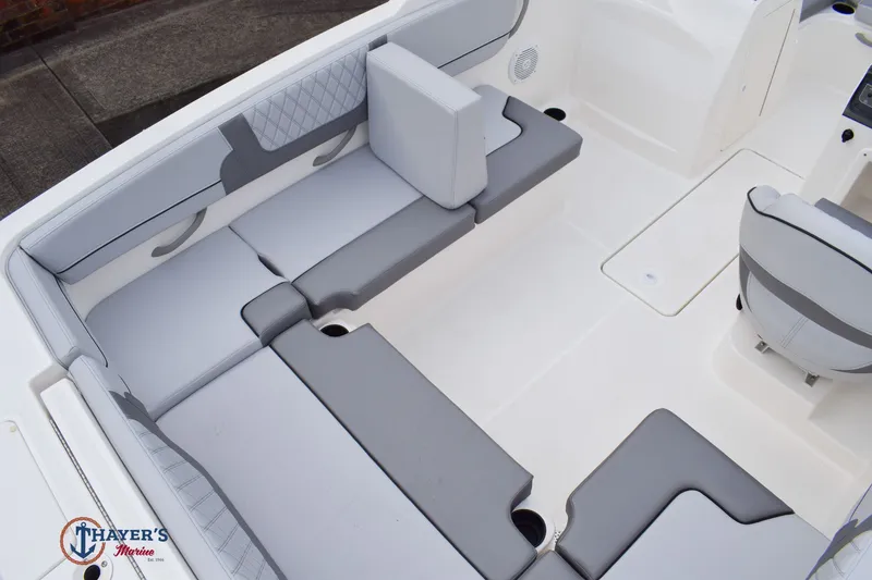 Slide: The Image of Bayliner VR40B 2026 - 10