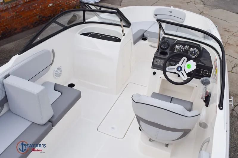 Slide: The Image of Bayliner VR40B 2026 - 11