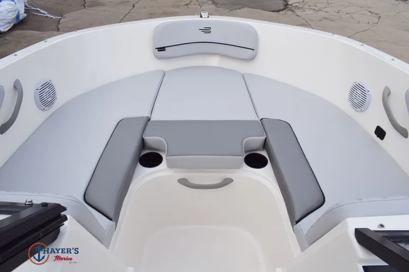 Slide: The Image of Bayliner VR40B 2026 - 12