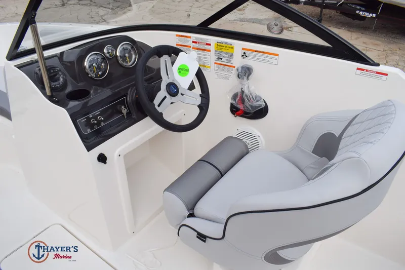 Slide: The Image of Bayliner VR40B 2026 - 14