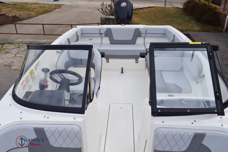 Slide: The Image of Bayliner VR40B 2026 - 15