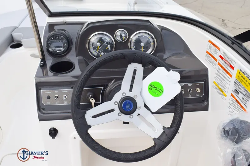 Slide: The Image of Bayliner VR40B 2026 - 16