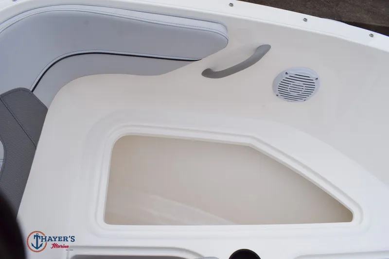 Slide: The Image of Bayliner VR40B 2026 - 18