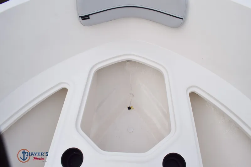 Slide: The Image of Bayliner VR40B 2026 - 19