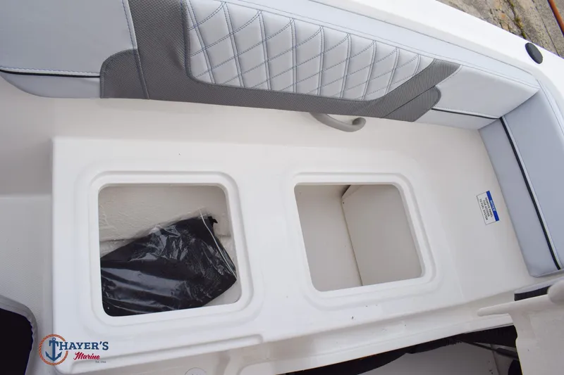 Slide: The Image of Bayliner VR40B 2026 - 23