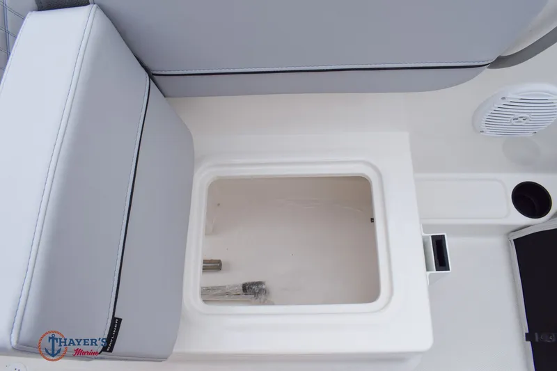 Slide: The Image of Bayliner VR40B 2026 - 25