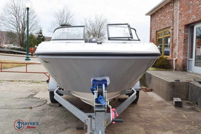 Slide: The Image of Bayliner VR40B 2026 - 30
