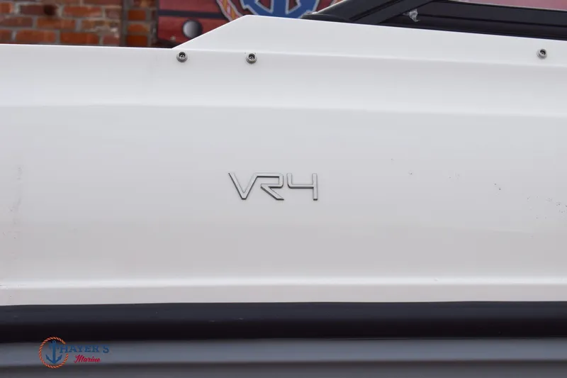 Slide: The Image of Bayliner VR40B 2026 - 4