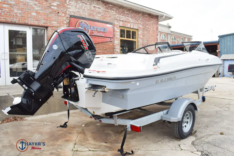 Slide: The Image of Bayliner VR40B 2026 - 5