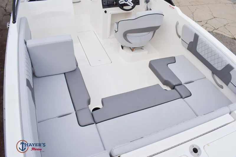 Slide: The Image of Bayliner VR40B 2026 - 8