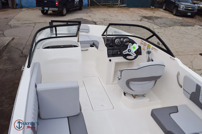 Slide: The Image of Bayliner VR40B 2026 - 9