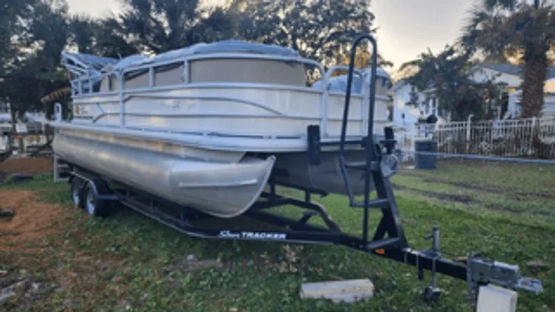 The Image of Sun Tracker Party Barge 2016 - 0