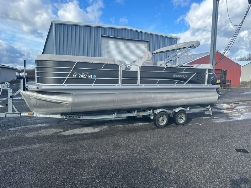 Slide: The Image of Godfrey SWEETWATER 2386 DT 2022 - 10