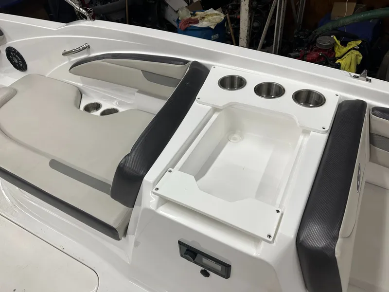 Slide: The Image of Hurricane SunDeck Sport 205 OB 2022 - 12