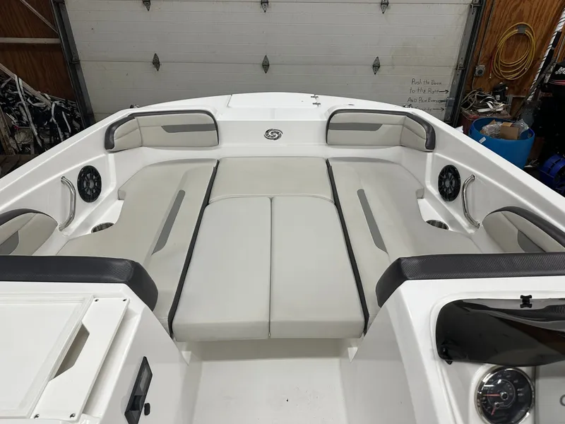 Slide: The Image of Hurricane SunDeck Sport 205 OB 2022 - 13