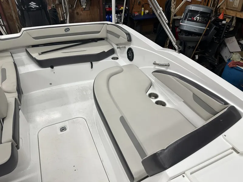 Slide: The Image of Hurricane SunDeck Sport 205 OB 2022 - 15