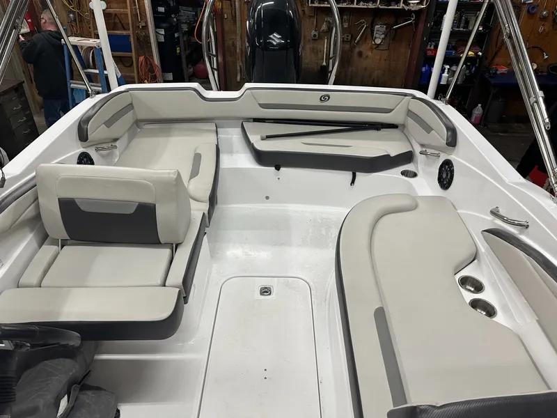 Slide: The Image of Hurricane SunDeck Sport 205 OB 2022 - 16